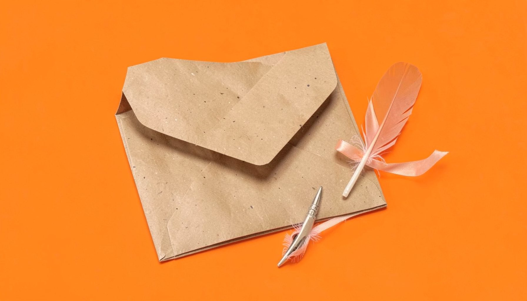 Enveloppe en papier kraft posée sur un fond crème doux, accompagnée d'une plume calligraphique et d'un ruban de soie pêche, dans une ambiance épistolaire chaleureuse et intime.